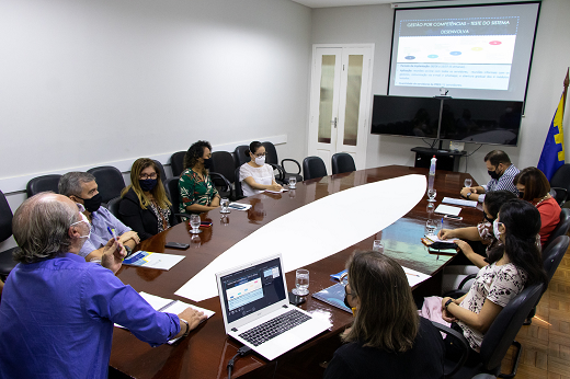 Apresentação dos resultados do projeto piloto do Desenvolva pela equipe da Progep ao reitor.